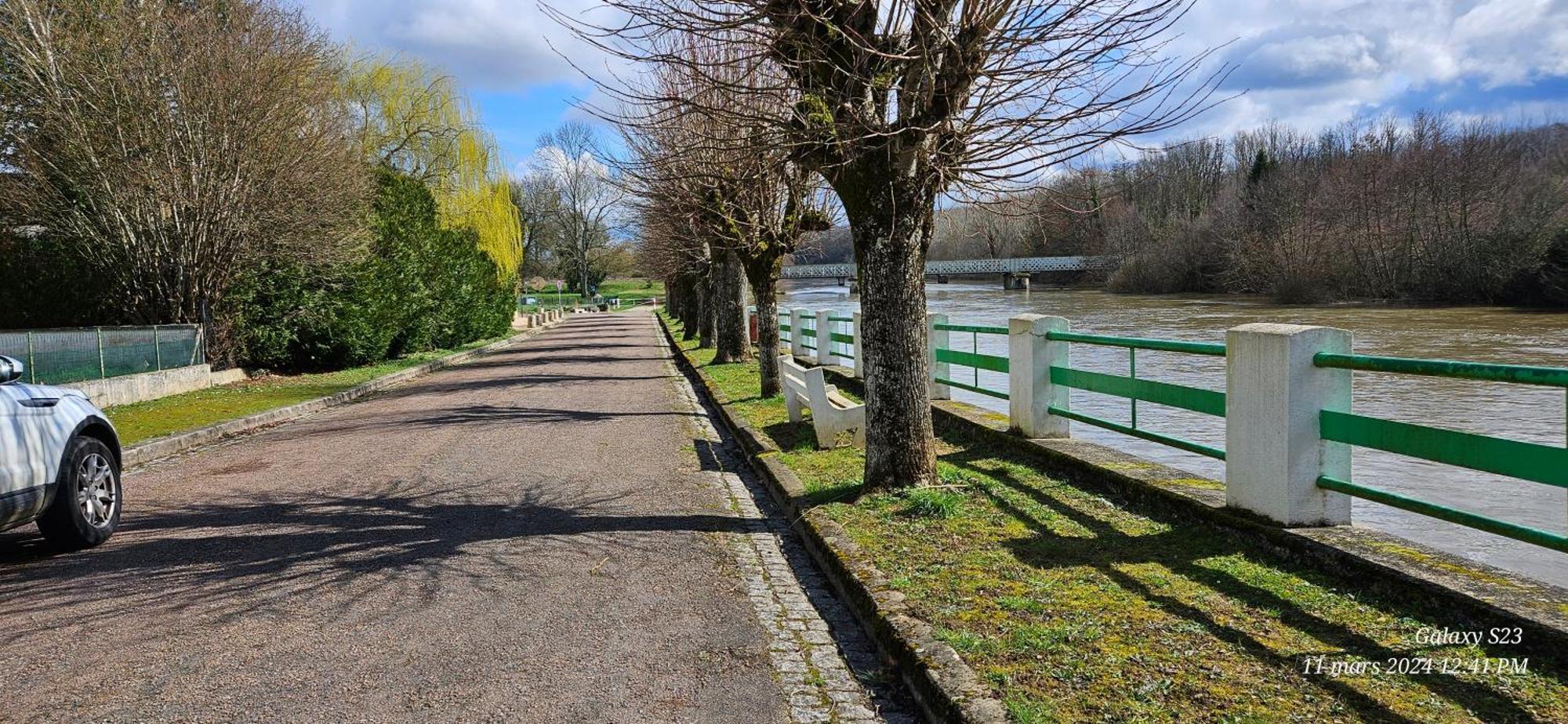 Pavillon Avec Jardin Clos Au Bord De L'Yonne Coulanges-sur-Yonne Luaran gambar